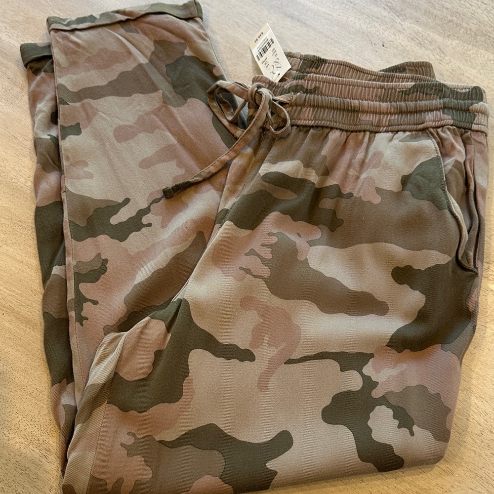 New York & Company Camouflage Print Pants - Picture 4 of 14